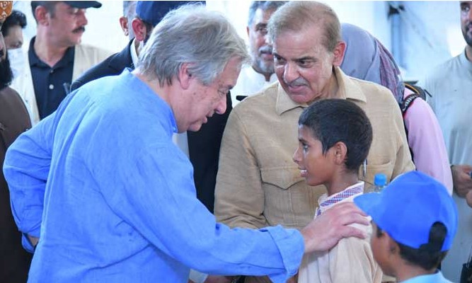Joined Countries Secretary-General Antonio Guterres communicates with a flood casualty.